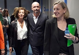 Jaime de los Santos entra a la reunión con la diputada Mercedes Cantalapiedra y la vicepresidenta de la Junta, Isabel Blanco.