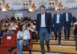 Toni Nadal, seguido del presidente de la Junta y del alcalde de Segovia, este martes.
