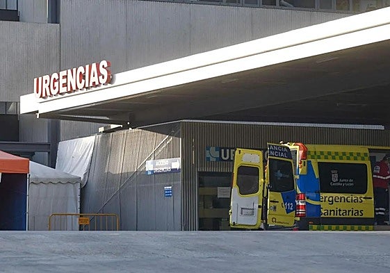 Entrada a las Urgencias del Hospital Clínico Universitario de Valladolid, en una imagen de archivo.