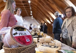 Asistentes y productos durante la pasada edición de la feria Vallaqueso.