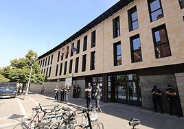 Un cordón policial en los juzgados de la calle Angustias, el pasado mes de septiembre.