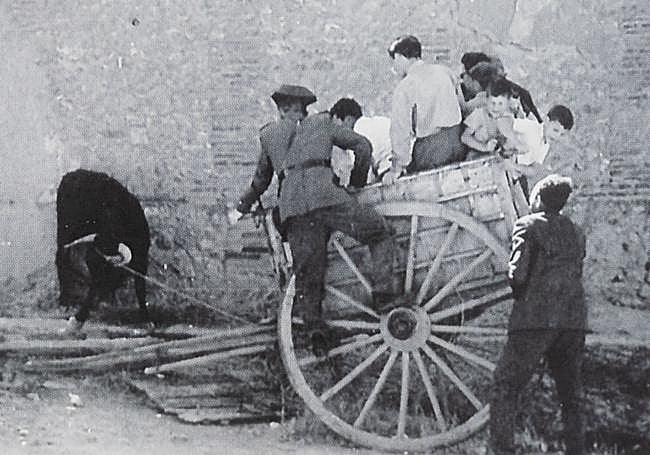 En la imagen vecinos y un Guardia Civil de Medina de Rioseco durante un encierro a mediados del siglo XX.