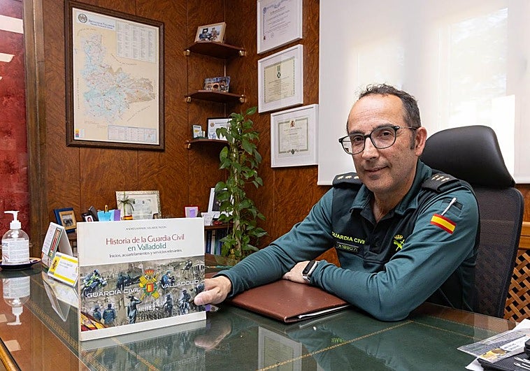 Andrés Velarde, con su publicación, en la comandancia de la Guardia Civil.