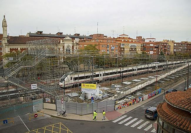Pasarela metálica, con la rampa en zigzag de 200 metros a cada lado de la vía.
