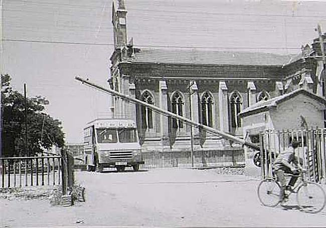 Foto histórica del paso a nivel.