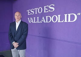 Mike Hansen posa en un pasillo interior del polideportivo Pisuerga.