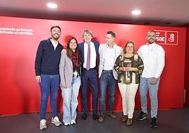 Carlos Martínez (con corbata), arropado por Fran Díaz; la vicesecretaria, Nuria Rubio; el secretario de Organización, Daniel de la Rosa; Esther Pérez y Manuel Arribas.