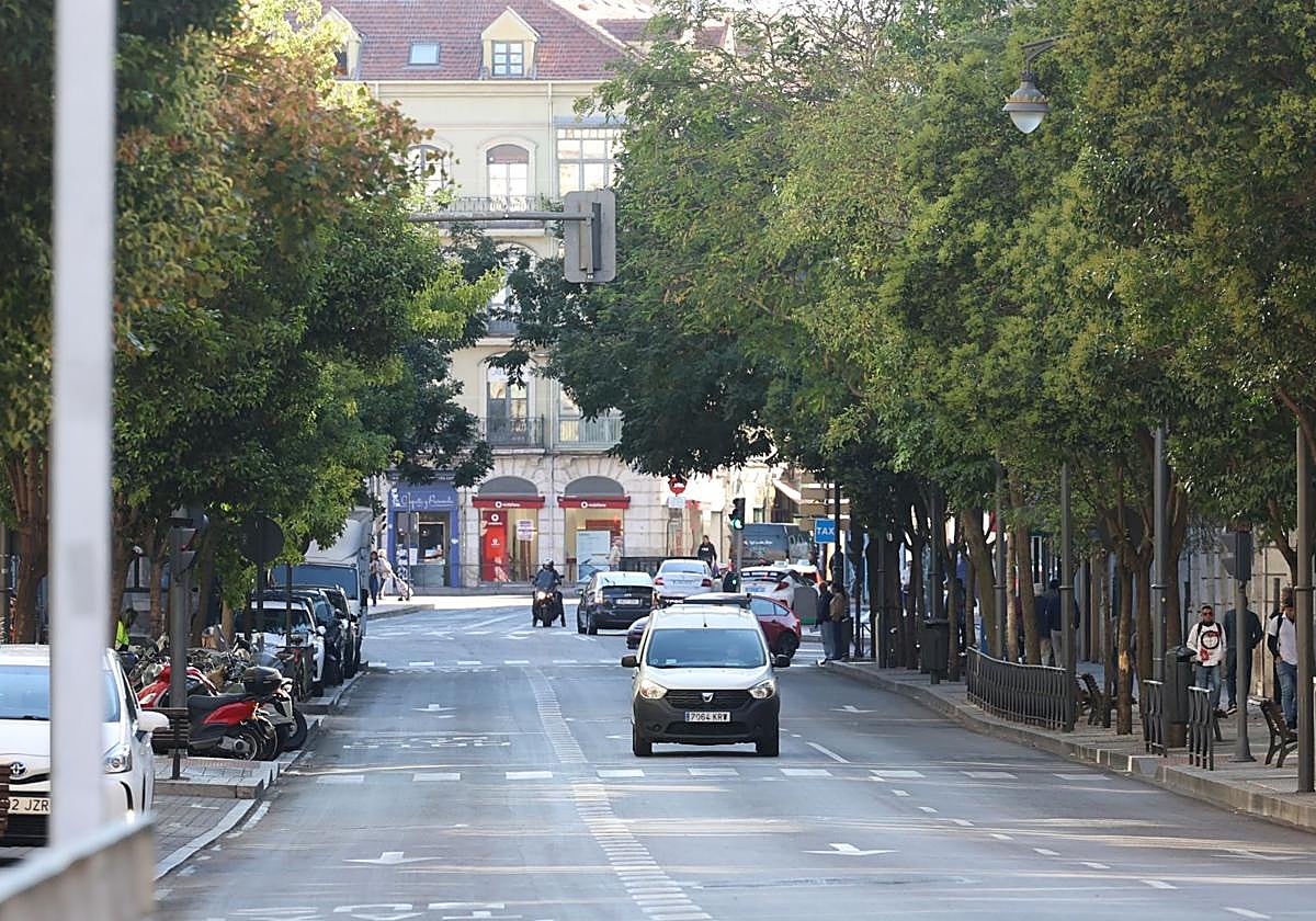 Vehículos circulando por Valladolid en el Día sin coche.