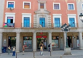 Fachada exterior del edificio que alberga los sindicatos en Segovia.