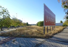 Solar del plan parcial Ariza en el que se anuncia la construcción de un conjunto residencial.