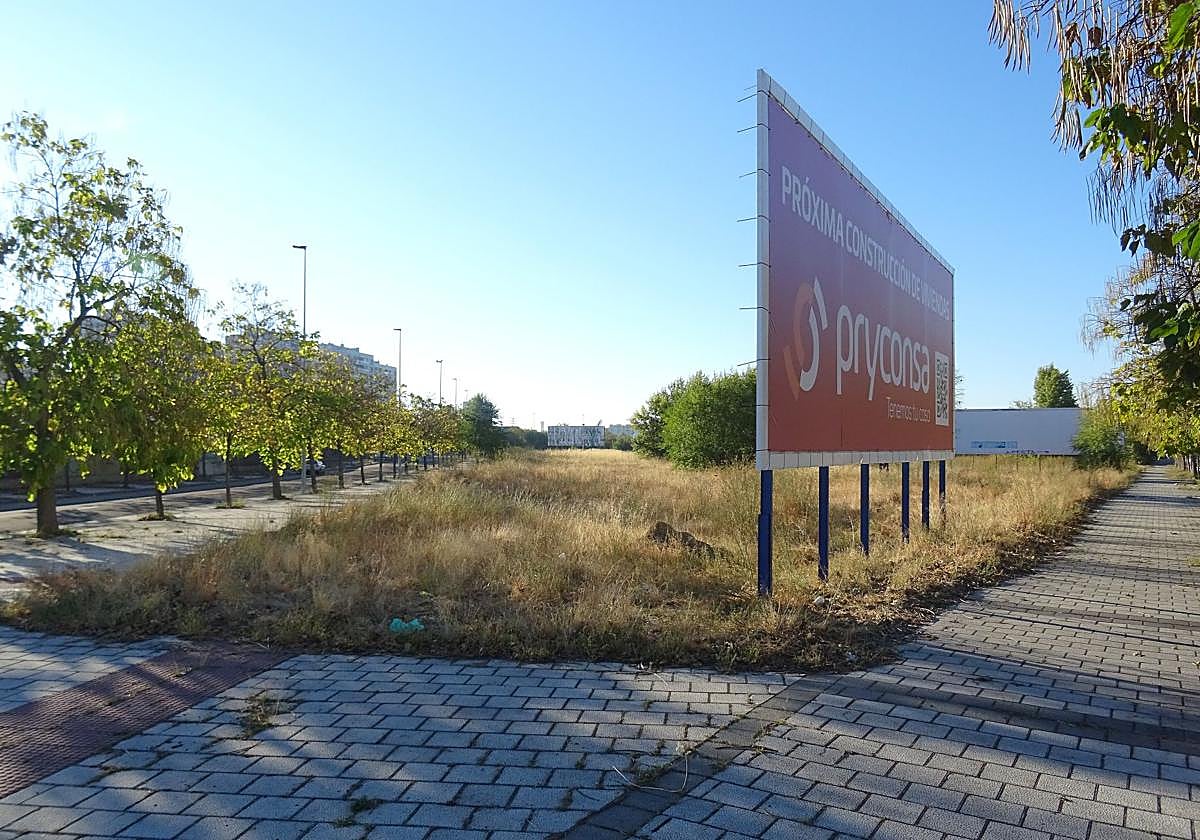 Solar del plan parcial Ariza en el que se anuncia la construcción de un conjunto residencial.