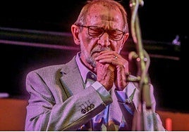 Pablo Guerrero, en una imagen de archivo, durante un concierto.