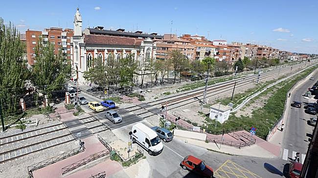 Imagen antes - Imágenes de la zona del paso a nivel en 2015 y en la actualidad.