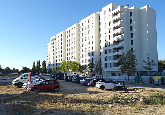 Solar de la calle Boston, frente a un edificio de reciente construcción, utilizado como aparcamiento por los vecinos y que en su día estaba destinado a acoge run museo del cine.