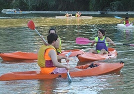 Jóvenes en una actividad de verano del programa Vallanoche.
