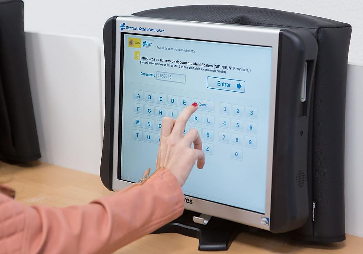 Aula de examinación de la prueba teórica del carné de conducir.