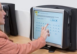 Aula de examinación de la prueba teórica del carné de conducir.