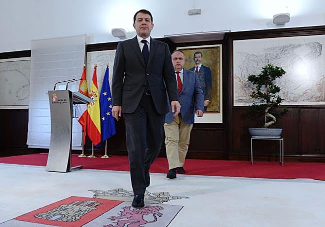 Fernández Mañueco y el consejero de Sanidad, en enero de 2022, al aclarar que Castilla y León no iba a aplicar el protocolo aprobado cuatro días antes.