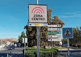 Panel colocado en Segovia por la zona de bajas emisiones.