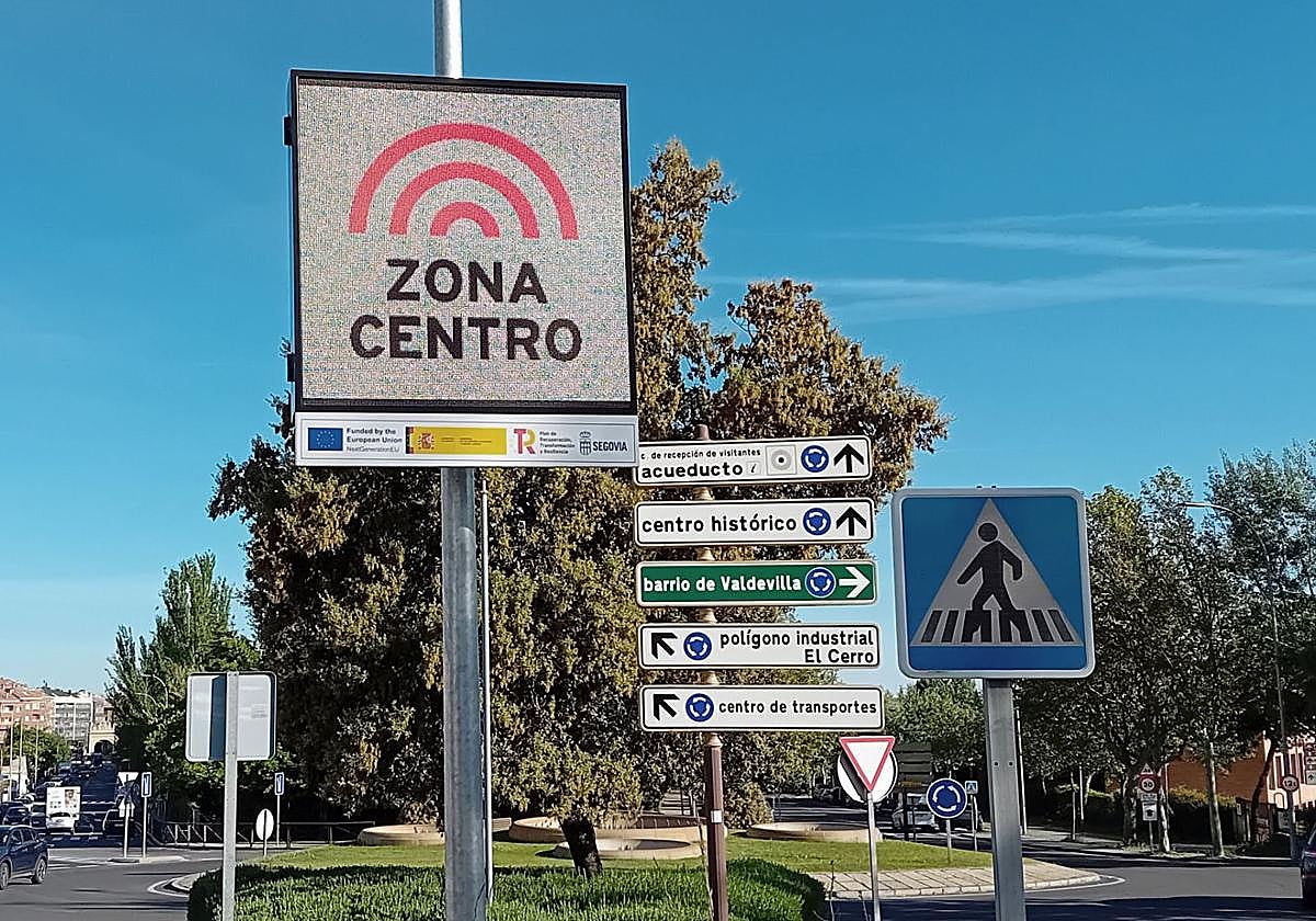 Panel colocado en Segovia por la zona de bajas emisiones.
