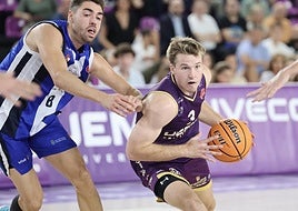 Ice se zafa de un rival, en el encuentro ante Ponferrada.