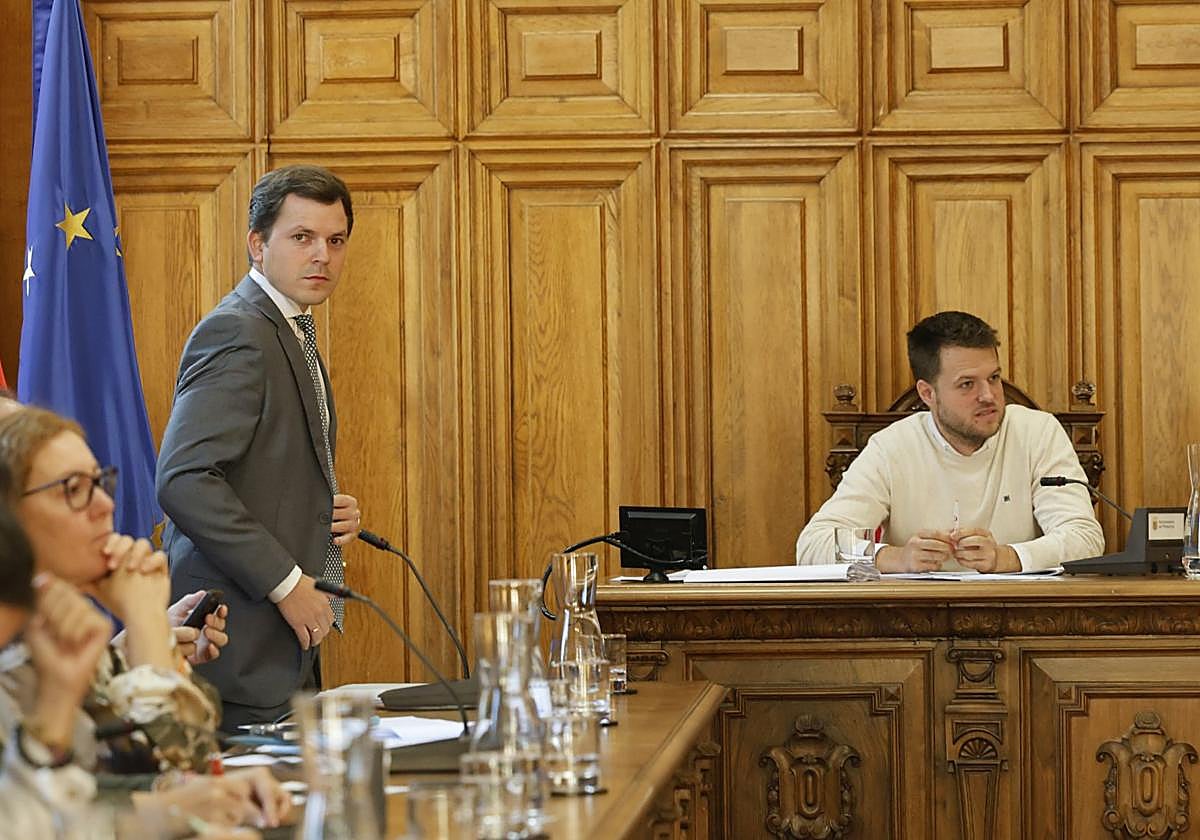 Los portavoces del PP, Víctor Torres, y del PSOE, Álvaro Bilbao, en el pleno sobre el estado de la ciudad.