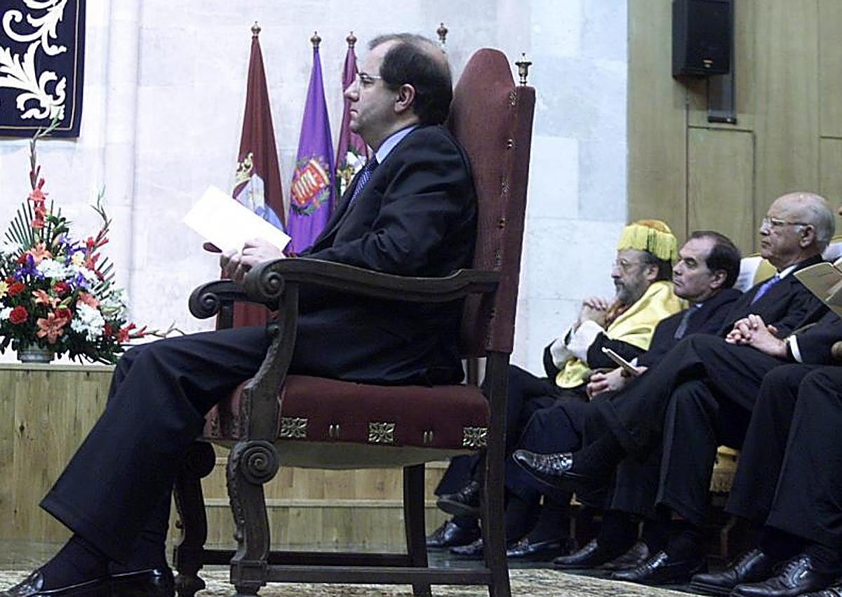 Imagen secundaria 1 - Benzion Netanyahu, durante el acto de investidura como honoris causa, el presidente de la Junta, Juan Vicente Herrera en la ceremonia y un detalle del primer ministro israelí en el paraninfo.