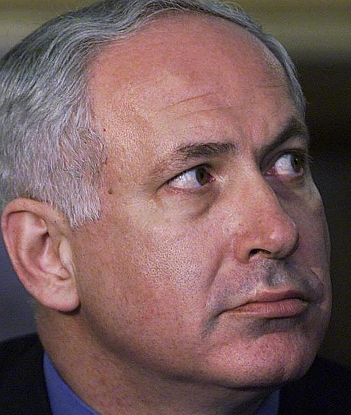 Imagen secundaria 2 - Benzion Netanyahu, durante el acto de investidura como honoris causa, el presidente de la Junta, Juan Vicente Herrera en la ceremonia y un detalle del primer ministro israelí en el paraninfo.