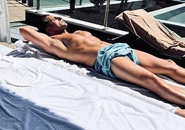 David Bustamante tomando en sol durante sus vacaciones en Tenerife.