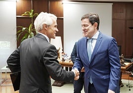 El presidente de la Junta de Castilla y León, Alfonso Fernández Mañueco, y el presidente de Telefónica España, Borja Ochoa, ayer en el Colegio de la Asunción.
