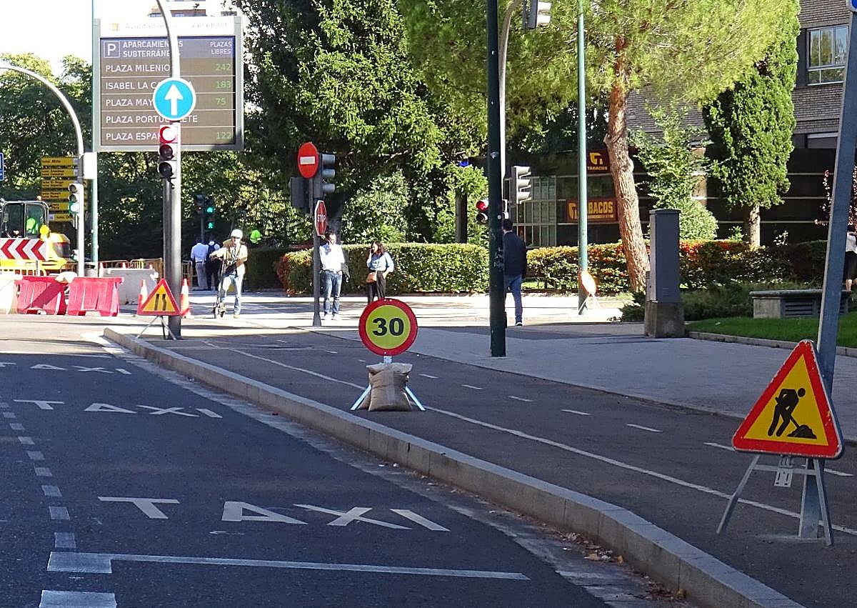 Imagen secundaria 1 - Arriba, el tramo de la avenida de Salamanca previo al giro hacia la avenida de Gloria Fuertes, sin señalización previa de las obras. Debajo, a la izquierda, las tres señales ya en Gloria Fuertes colocadas antes del tramo en obras. A la derecha, la zona en obras.