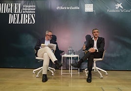 Ángel Ortíz, director de El Norte de Castilla, junto a Fernando Belzunce, director editorial de Vocento en el V Encuentro de Periodismo Miguel Delibes