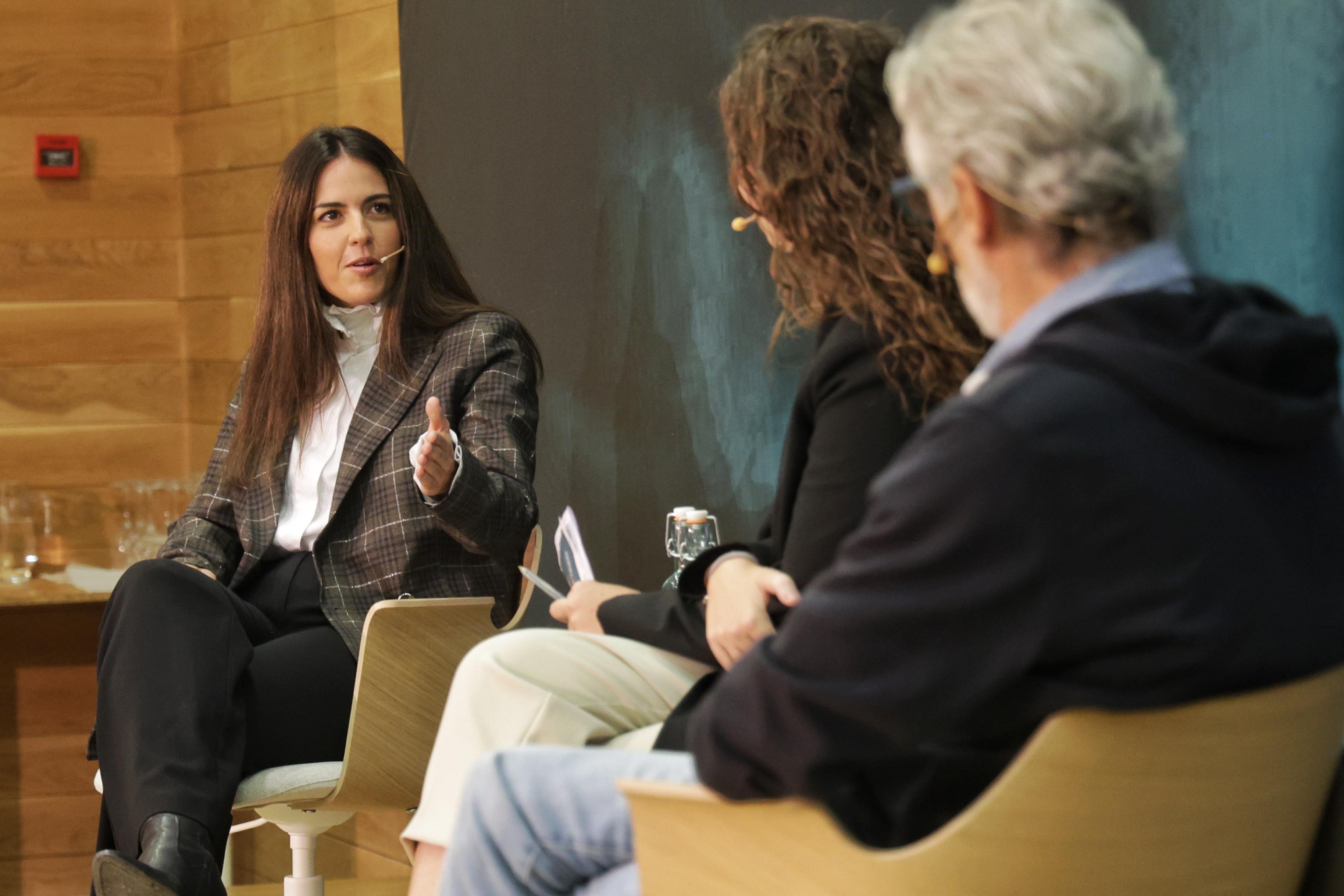 Irene Gómez y Javier Ares durante su intervención moderados por María Pedrosa, en el centro.