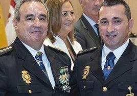 El comisario jefe de la Policía Nacional de Segovia, Miguel Ángel Martínez (izq.), junto a uno de los agentes condecorados