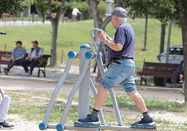 Una persona mayor hace ejercicio en Valladolid, en el entorno de la playa de Las Moreras