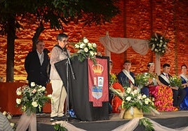 La pregonera de las fiestas, Luguillas Cubero, y parte de la corte de honor.