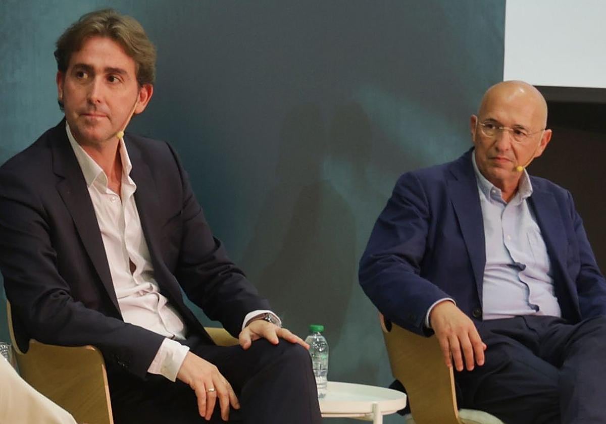 Carlos Aganzo moderó este mano a mano entre David Taberna y José Gabriel Mújica, director y exdirector de El Diario Vasco