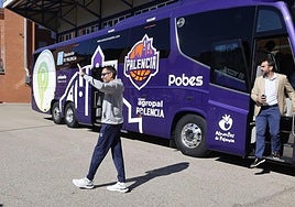 El entrenador Natxo Lezkano y el gerente del club, Raúl Villagrá, bajan del autobús rotulado con la nueva campaña de turismo que llevará al equipo a sus desplazamientos.