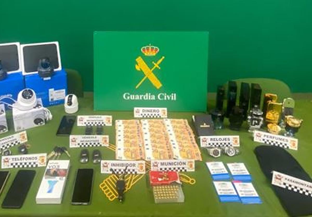 Relojes, dinero, perfumes y otros efectos sustraídos que han sido recuperados por la Guardia Civil.