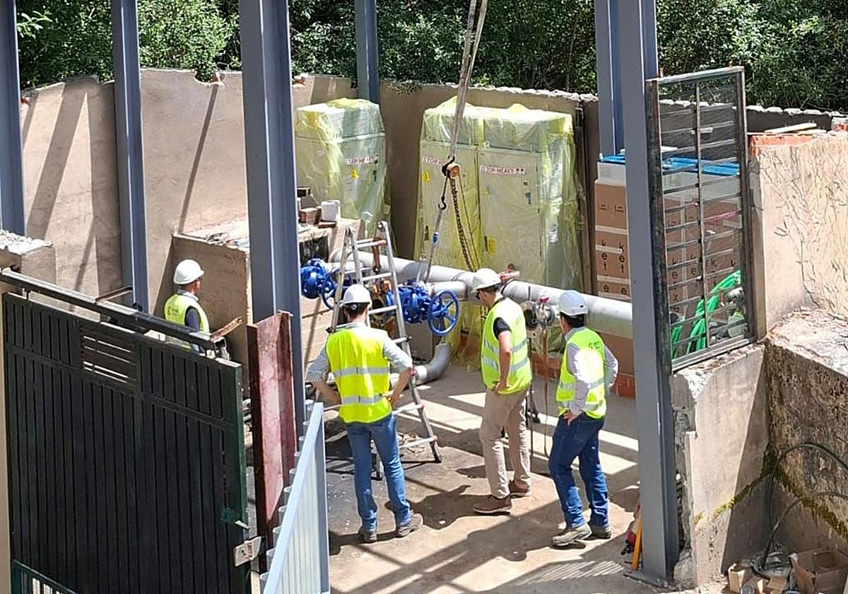 Instalación de las bombas para impulsar el agua hacia El Espinar desde el embalse de Puente Alta.