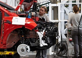 Dos trabajadoras de Renault en la línea de montaje del nuevo Captur en una imagen de archivo.