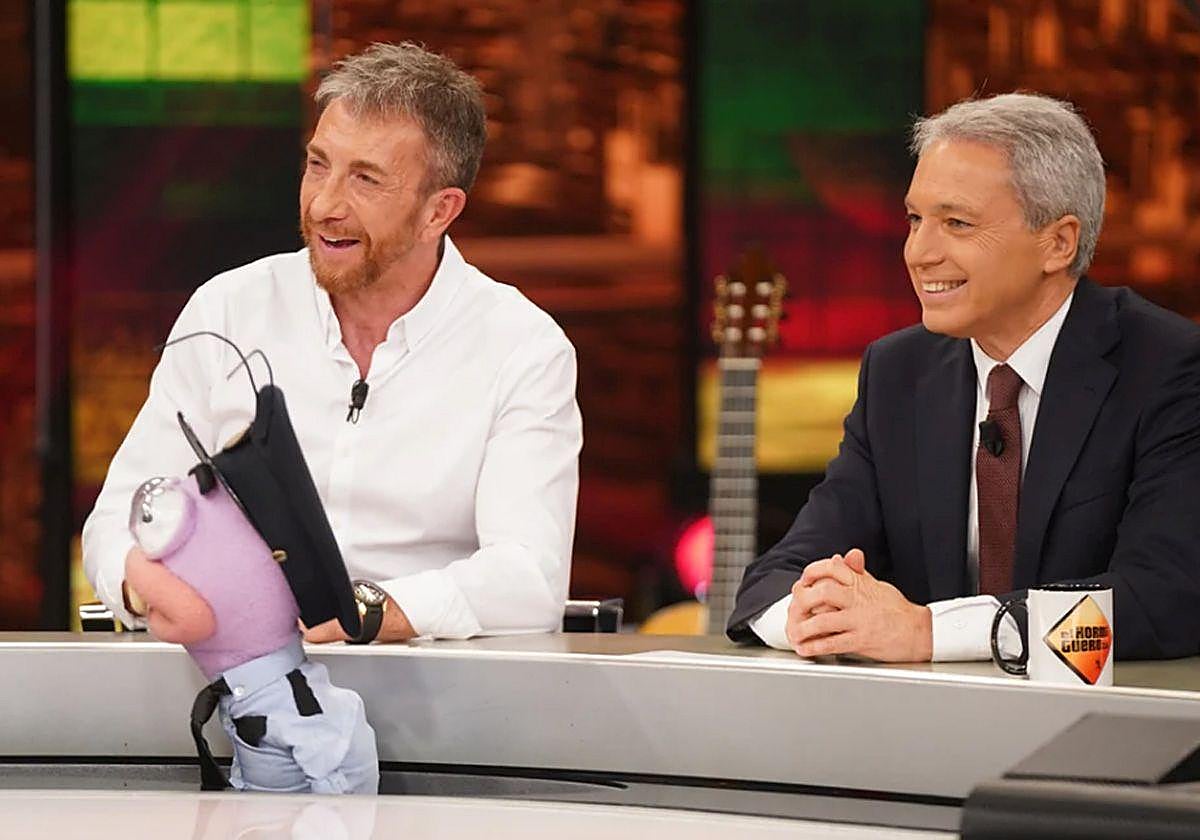 Pablo Motos con Vicente Vallés, en 'El Hormiguero'.
