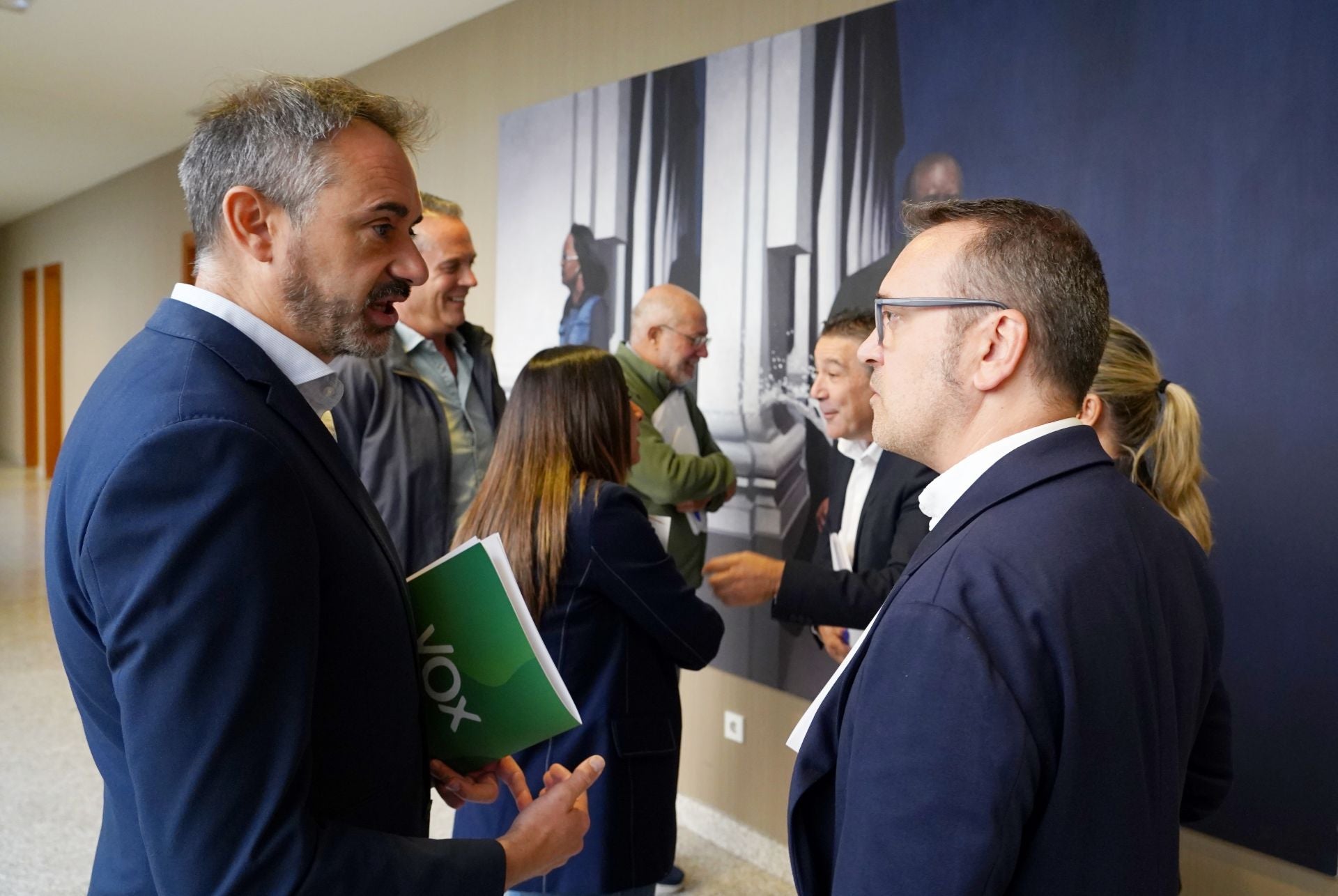 Los portavoces de Vox, David Hierro (I), y PP, Ricardo Gavilanes (D), en la Junta de Portavoces.