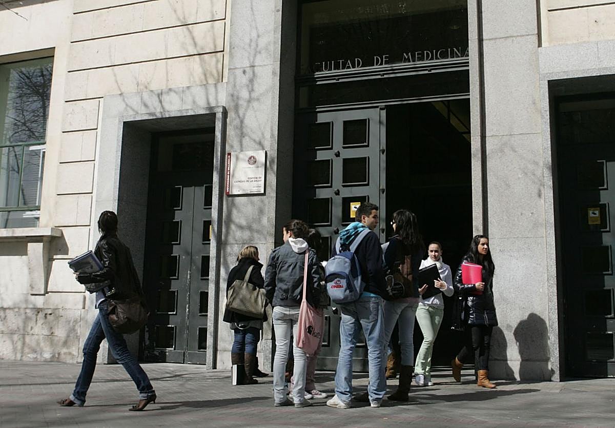Imagen de archivo de estudiantes frente a la Facultad de Medicina de la UVA.