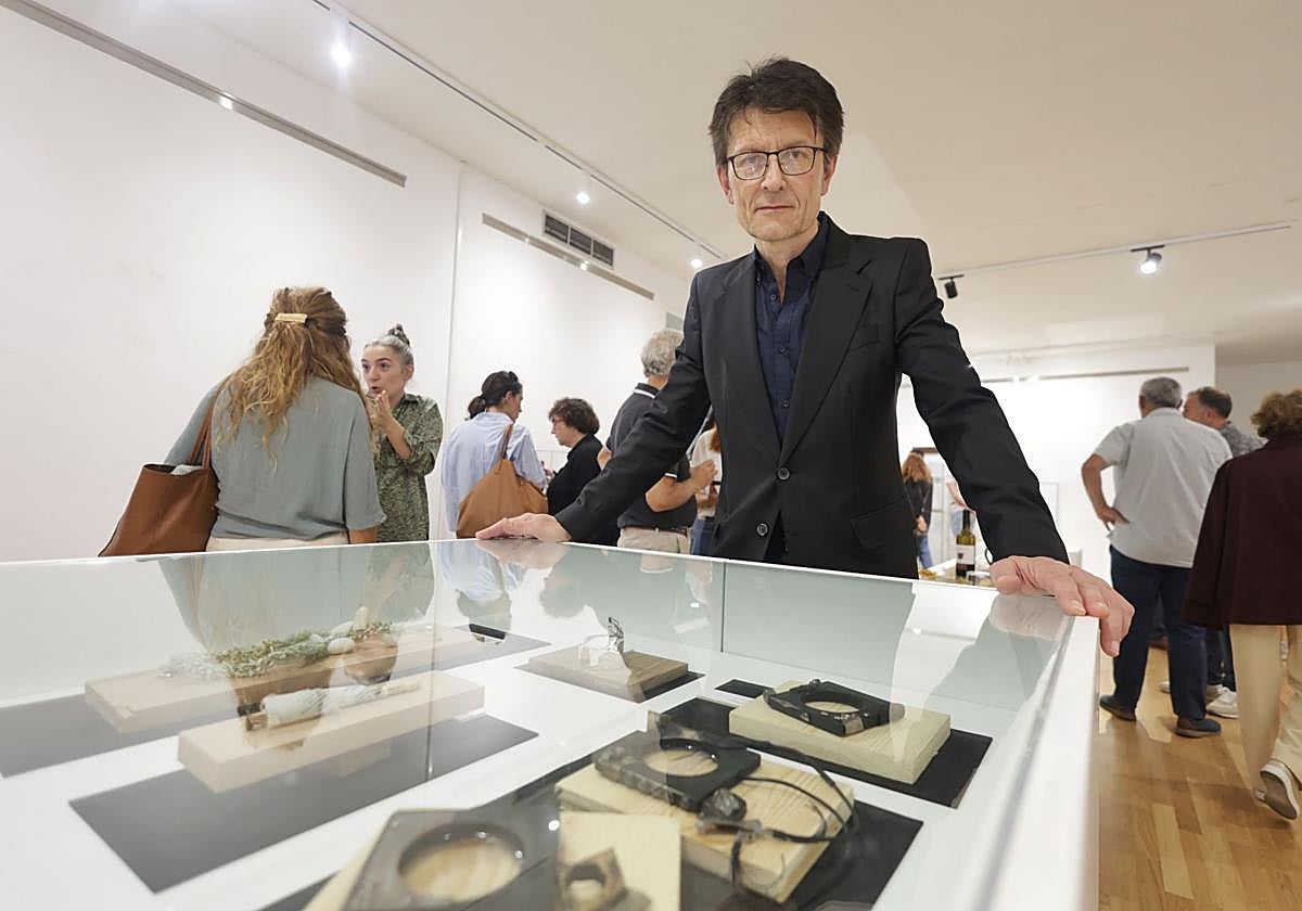 Uno de los joyeros junto a sus creaciones en la sala de exposiciones de Cearcal.