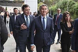 El líder del PP, Alberto Núñez Feijóo (c), acompañado por el presidente de la Junta de Castilla y León, Alfonso Fernández Mañueco.