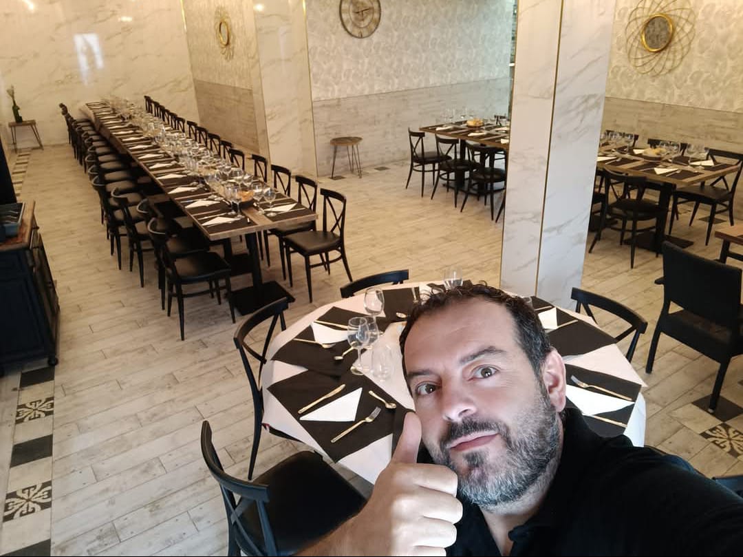 El propietario del Bar Vicky, Luis Bastida, contento tras la recuperación del vecino de Castro Urdiales.