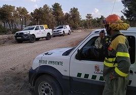 Imagen de archivo de agentes medioambientales de Segovia en un incendio en Fuentidueña.
