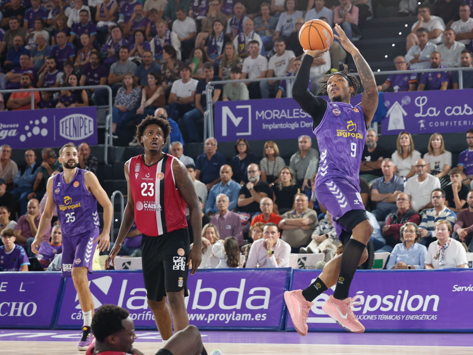 Primera victoria en casa