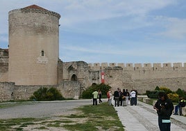 Turistas en la explanada del castillo de Cuéllar.